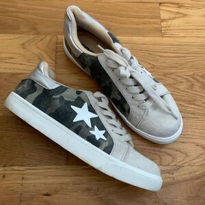 Soda camo sneakers size 8.5 silver detail